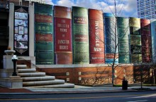 Библиотека в виде огромной книжной полки: необычное здание в Канзас-Сити