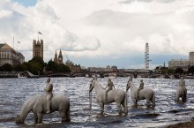 Зачем на дне Темзы создана странная композиция «Прилив» – всадники на лошадях с насосами вместо голов