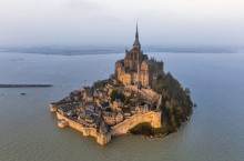 Величественный остров-крепость Мон-Сен-Мишель, где бывают самые невероятные отливы и приливы