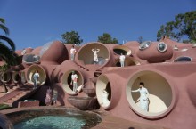«Дом пузырей» Пьера Кардена: как выглядит необычный особняк известного модельера