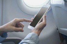 Зачем в аэропортах пассажиров просят включить экран телефона