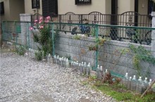 По какой причине японцы ставят на газонах и возле заборов бутылки с водой