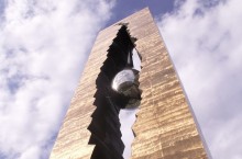 «Слеза скорби» от Зураба Церетели: неоднозначный памятник, который Россия подарила США