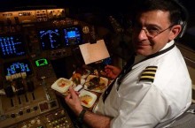 Почему пилот и второй пилот на борту самолета едят разную пищу