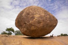«Масляный шар Кришны» — балансирующий камень, который удерживается на склоне и не падает