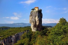 Зачем построили церковь на неприступной скале в Грузии