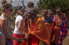Почему жители племени масаи плюются во время приветствия