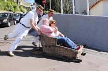 Развлечения на Мадейре: как туристов катают в корзинах по крутой улице