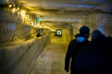 В Исландии для туристов сделали туннель в леднике