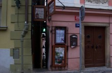 Винарна Чертовка: самая узкая улица Праги, на которой можно застрять, но при этом есть светофор