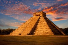 Храм Кукулькана, создающий иллюзию змея, ползущего по краям пирамиды