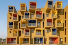 Ярко и инновационно: как выглядят разноцветные консольные квартиры-студии в Индии