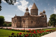 Эчмиадзин: древний монастырь в Армении