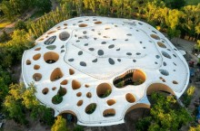 Здание-гриб: как в Будапеште открылся музей, похожий на громадный гриб с дырявой шляпкой
