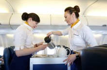 Почему в самолетах нежелательно пить воду и горячие напитки из стаканчиков