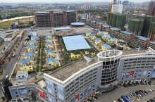Как на крыше китайского торгового центра построили 25 вилл: почему туда не пускают владельцев