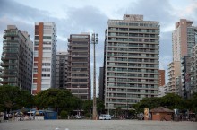 Падающий город: почему в бразильском Сантосе дома на берегу моря стоят под наклоном