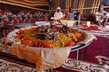Самое большое блюдо в мире — жареный верблюд на бедуинской свадьбе