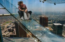 В Дубае открылся захватывающий аттракцион: теперь с небоскреба можно скатиться по стеклянной горке