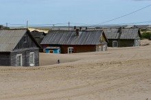Поселок Шойна: как живется в деревушке, где дома приходится выкапывать из песка