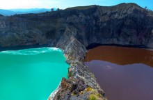 Почему в озерах вулкана Келимуту разный цвет воды, который к тому же часто меняется