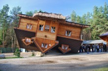 «Перевернутый» дом в Польше, где даже мебель свисает с потолка