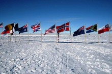 Сколько флагов разных стран установлено на Северном полюсе и какой из них находится под водой