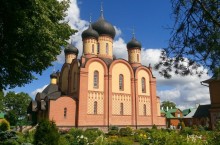 Эстонский Пюхтицкий Успенский женский монастырь: тут можно посмотреть, как живут монахини