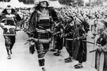 По какой причине японские самураи носили «лапти», а не рыцарские сапоги