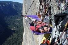 Как альпинисты умудряются спать на отвесных скалах