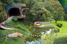 Как выглядит необычный дом в Мексике, форма которого напоминает огромного змея
