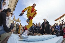 Зачем в Испании мужчины прыгают через младенцев
