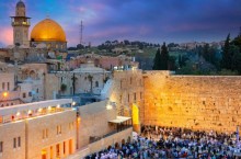 Стена Плача в Иерусалиме, где евреи оплакивают разрушенные храмы