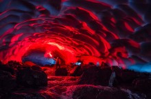 Невероятная ледяная пещера Камчатки на склоне вулкана Мутновского