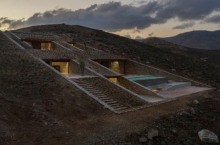 Как выглядит дом-невидимка, встроенный в берег Эгейского моря