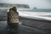 Черный пляж Рейнисфияра в Исландии — как там появился необычный песок