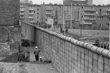 Когда город разделяет непроходимая преграда: зачем построили и как разрушили Берлинскую стену