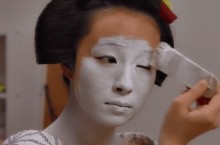 Зачем гейши используют «белый» макияж и белят лицо