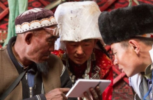 Зачем киргизы, живущие в горах без связи, приобретают мобильные гаджеты
