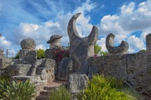 Чем интересен для туристов Коралловый замок в США и почему его называют восьмым чудом света