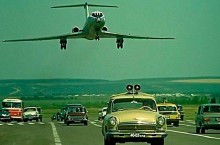 Как снимали посадку самолета на трассу в фильме «Невероятные приключения итальянцев в России»