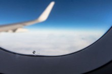 Зачем в иллюминаторах самолетов делают маленькие дырочки