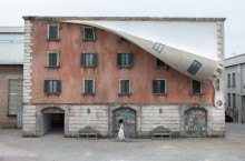 Дом, который можно «расстегнуть»: как в Милане появилось необычное строение