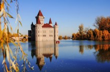 Откуда в России посреди озера появился замок Шато-Эркен
