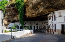 Жить в домах, «прижатых» скалами: необычный испанский город Сетениль-де-лас-Бодегас