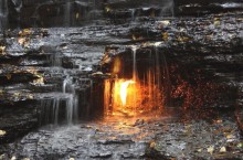 Огонь под водой: как выглядит необычный водопад «Вечный огонь» в США