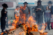 Зачем в Израиле массово сжигают в кострах хлеб и макароны