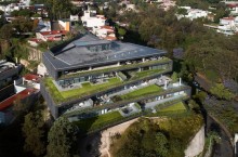 Дом из будущего: жилой комплекс в Мексике, который встроили в скалу