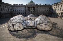 Подышать воздухом из разных мест планеты: как в Лондоне появился необычный арт-объект
