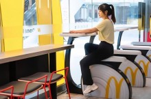 Необычный эксперимент: в китайских McDonald’s вместо стульев установили велотренажеры